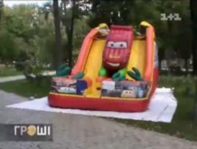 В Украине детей калечат непригодные карусели и надувные горки-убийцы