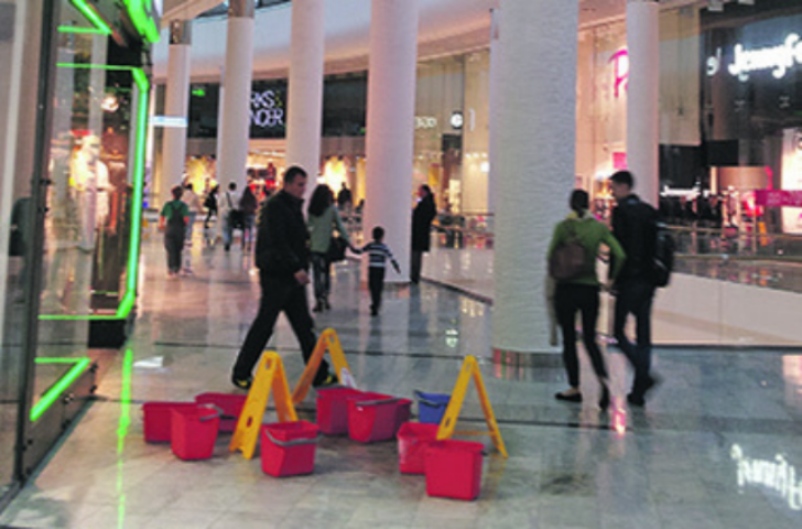 Киевский Ocean Plaza заливает водой