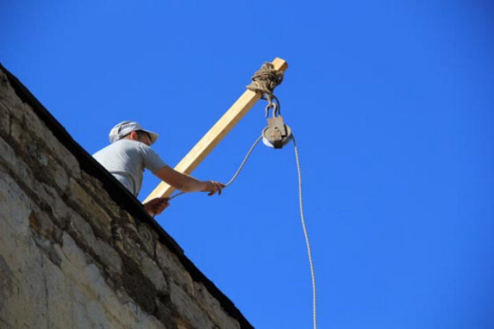 В Приморском районе Одессы с приходом осени чинят крыши. Фото