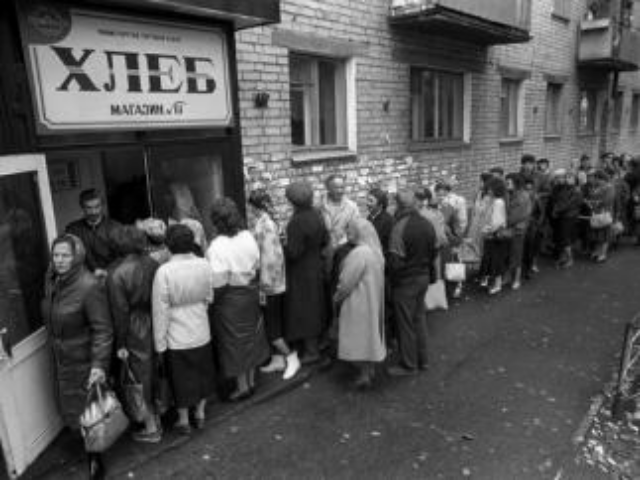 Украина встретила первый кризис очередями за долларом и почти бесплатными квартирами