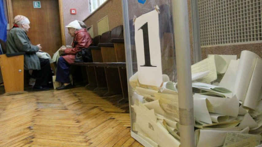 Украинцы не доверяют власти, но постоянно ее поддерживают