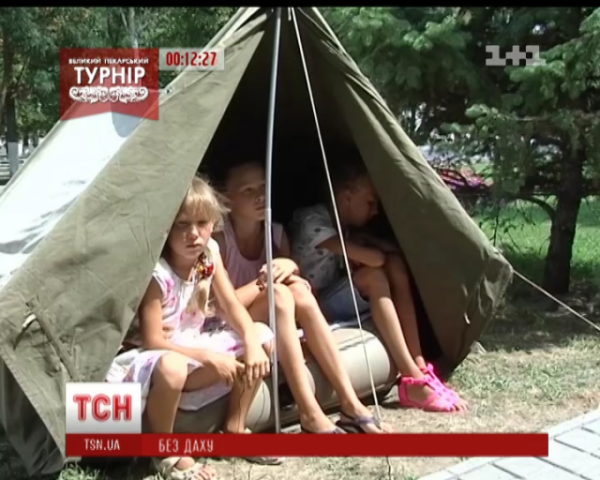 В Херсоне возле мэрии поселилась семья с 5 детьми