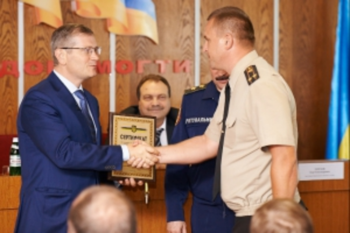 Александр Вилкул вручил харьковским спасателям ордеры на 20 квартир