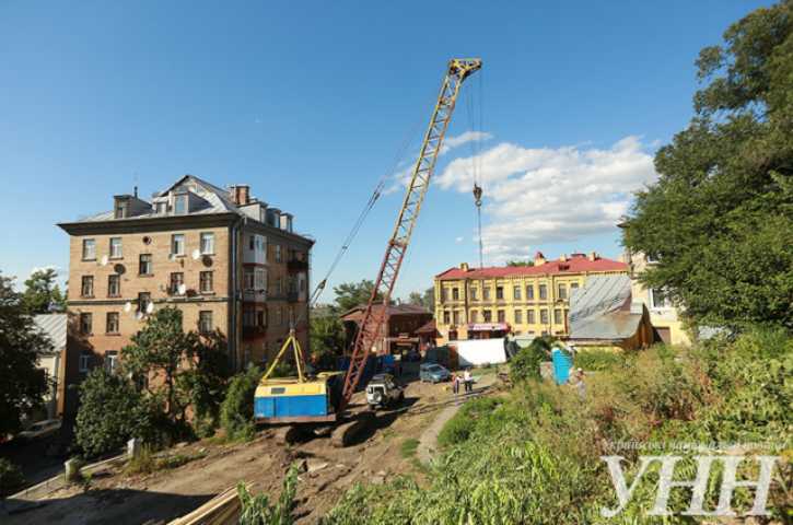 На Андреевском спуске началось строительство. Фото