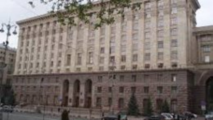 Попова интересуют не киевляне, а дерибан земли — оппозиция