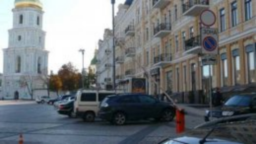 Кабмин запретил юрлицам оснащать парковками тротуары