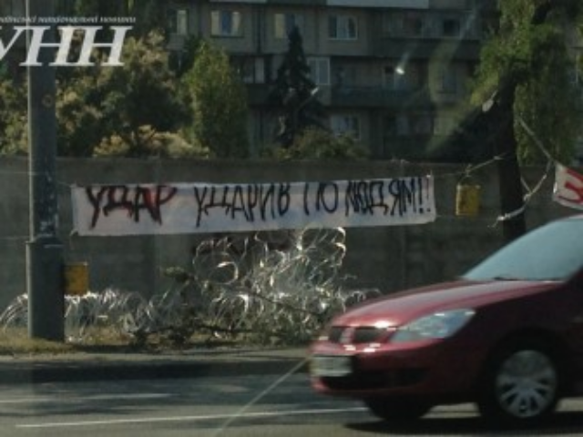 На Березняках в Киеве люди обвиняют "УДАР" в строительстве ТЦ на месте сквера. Фото