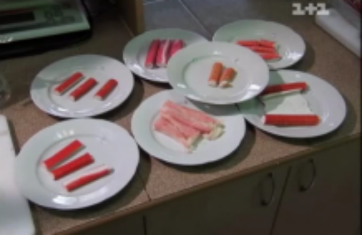 Украинцев кормят крабовыми палочками без крабов и консервами без шпрот 