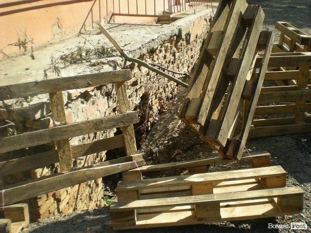 В Луцке во дворе пятиэтажки образовалась пропасть, а жители дома боятся спать. Фото