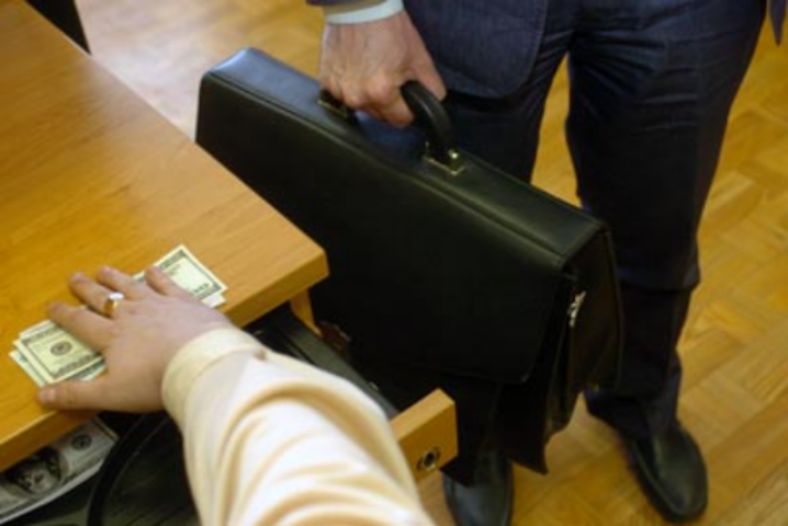 Генералам МВД дарят миллионы гривен взяток по случаю получения новых должностей