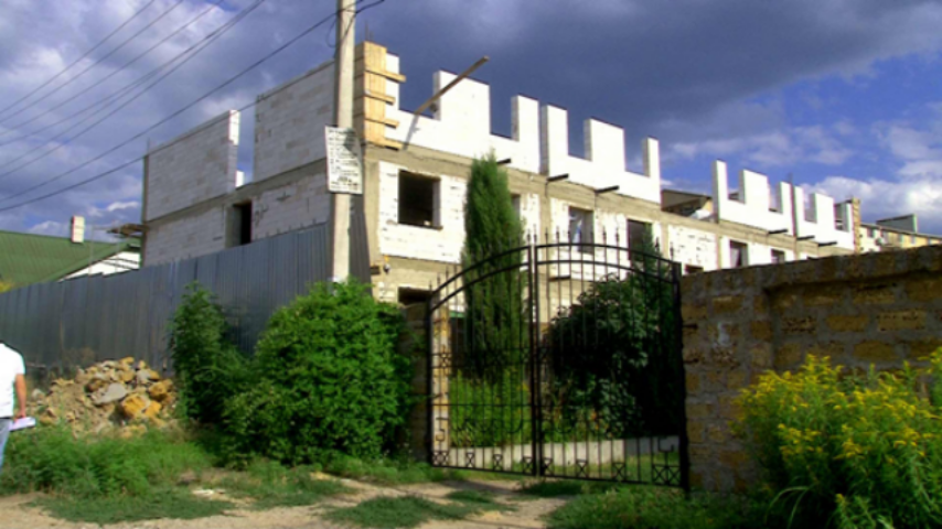 Пригород Одессы: посреди частного сектора пытаются втиснуть высотку. Фото