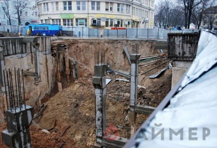 Владельцы офисных центров на Греческой площади «скинутся» чтобы достроить «чёрную дыру»