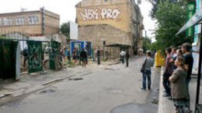 Киевляне штурмом захватили незаконное строительство на Десятинном переулке