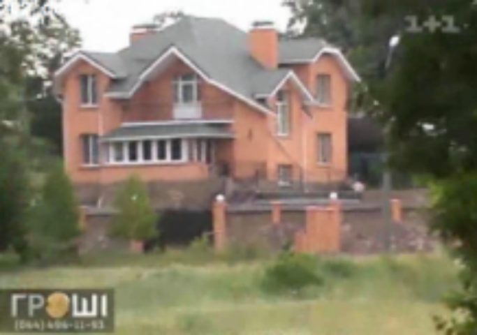 Руководитель Вышгородской милиции шокировал своих коллег особняком на набережной и дорогим Lexus