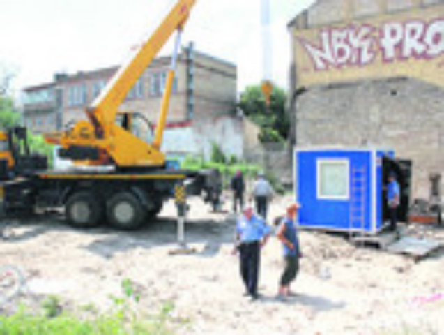 Скандальную стройку в центре Киева остановить не могут 