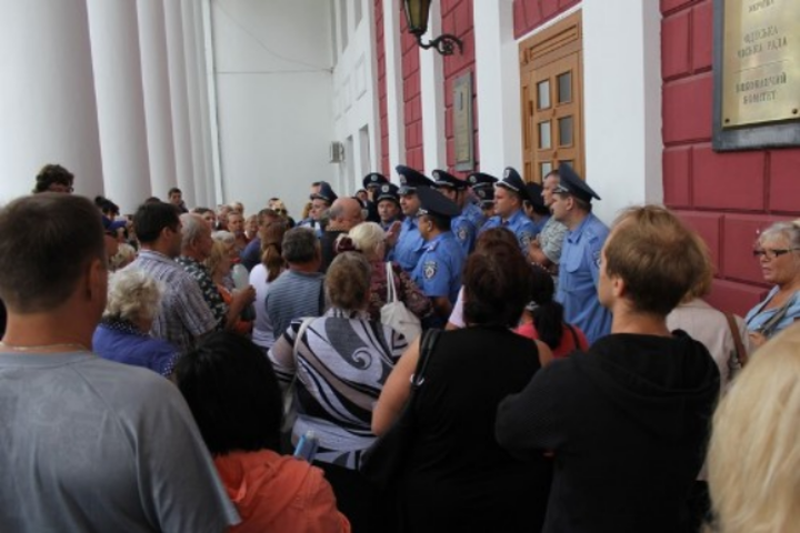 Инвесторы «Альянса» пошли на штурм одесской мэрии. Фото