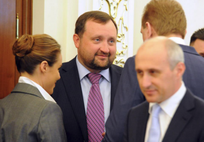 Наличными - только до 150 тысяч