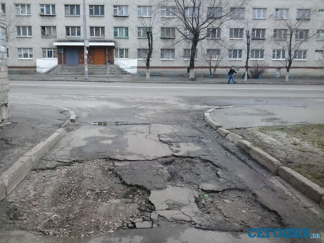 В киевских дворах асфальт выглядит как после бомбежки. Фото
