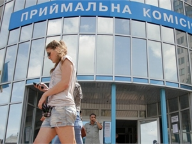 Парадокс поступления: зависший сайт с результатами тестов избавил вузы от очередей