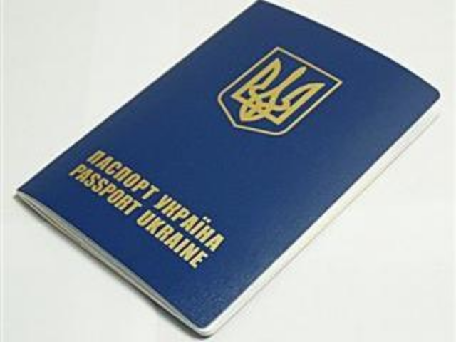 Украинцам объяснили отмену выдачи срочных загранпаспортов