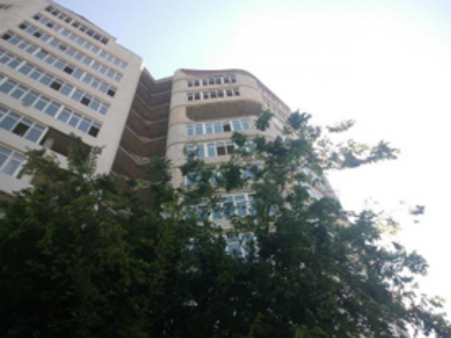 На Французском бульваре обвалилась часть стены в новострое. Фото