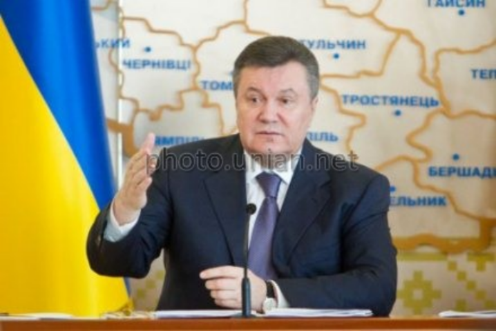 Янукович поручил правительству ускорить реформу сферы админуслуг