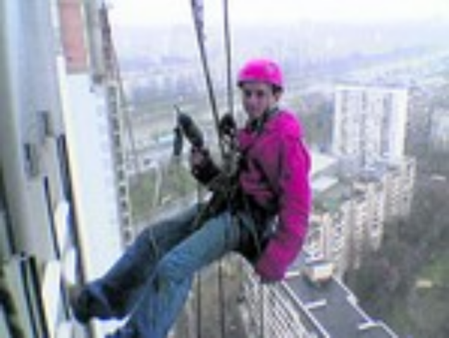 Представители самых опасных профессий лезут под пули за 4000 грн, а в огонь – за $1000 в день