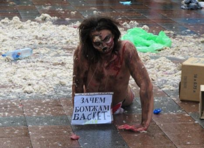 Голые одесситы кидались мясом возле входа в мэрию. Фото