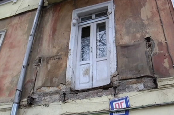 В Донбассе рухнул балкон с людьми - пострадавшие в больнице