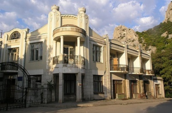 Прокуратура недоумевает, почему в аварийном корпусе крымского санатория жили дети 