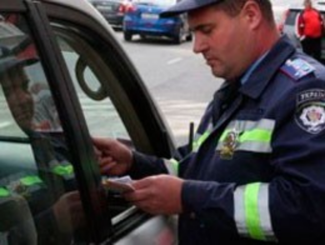 Чтобы не платить штраф ГАИ, достаточно показать дорогую визитку чиновника?
