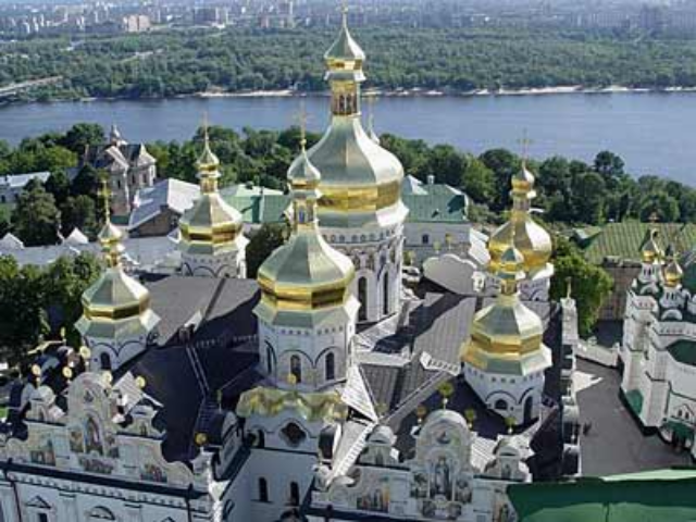 В оппозиции хотят запретить монахам застраивать Лавру и Софию 
