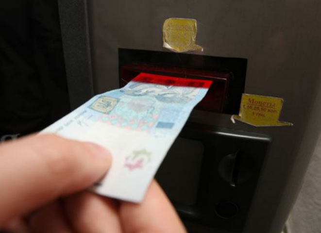 Владельцы платежных автоматов упразднили часть украинских денег