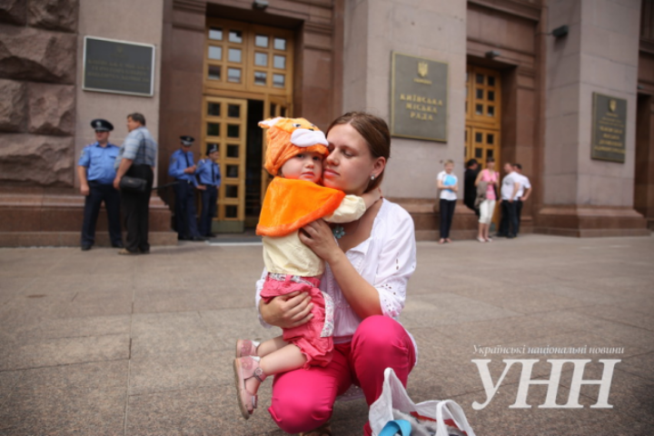 Под КГГА переодетые дети боролись с застройщиками