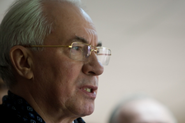 Азаров осуждает отмену Украиной виз для американцев и жителей ЕС