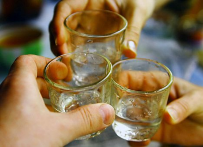 В Украине производят все меньше водки и сигарет 