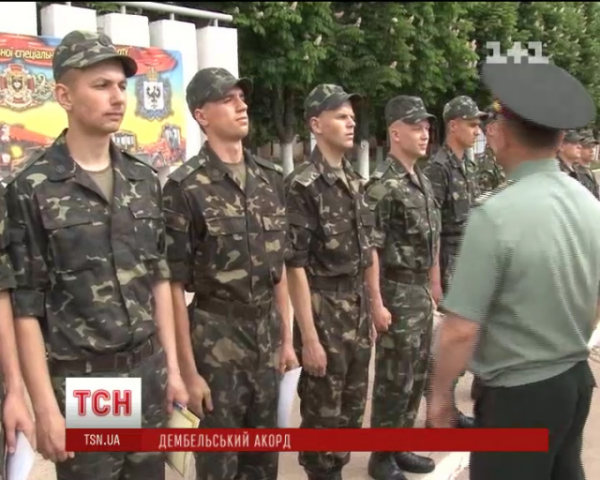Военные срочники едут домой без традиционных дембельских альбомов с украинской армии