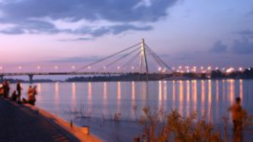 На столичном Московском мосту ограничат движение