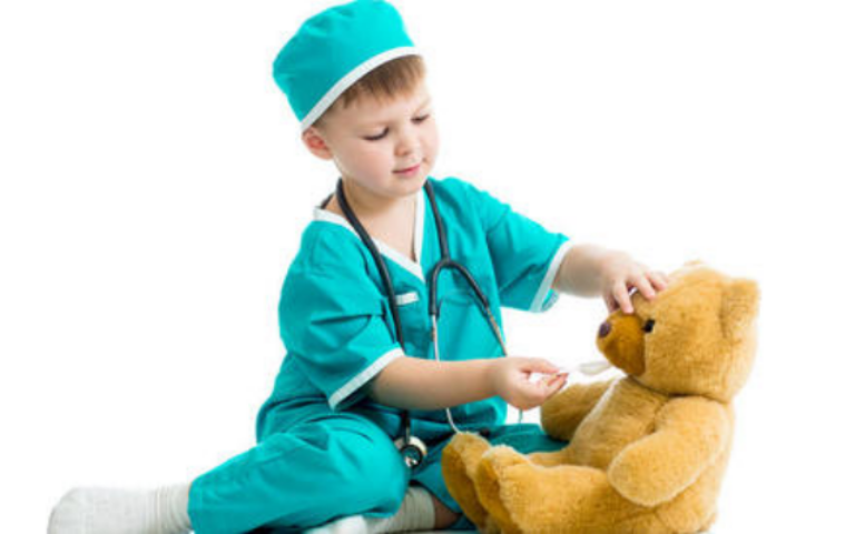 Дети играют в врача. Дети играют в доктора. Малыш в костюме врача. Маленький врач. Ребенок мечтает стать вра.