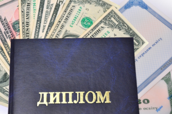 Каждый пятый студент считает нормой давать взятки за оценки, на которые работодатели даже не смотрят