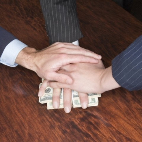 Почти 90% украинцев хотят бороться с коррупцией на референдуме