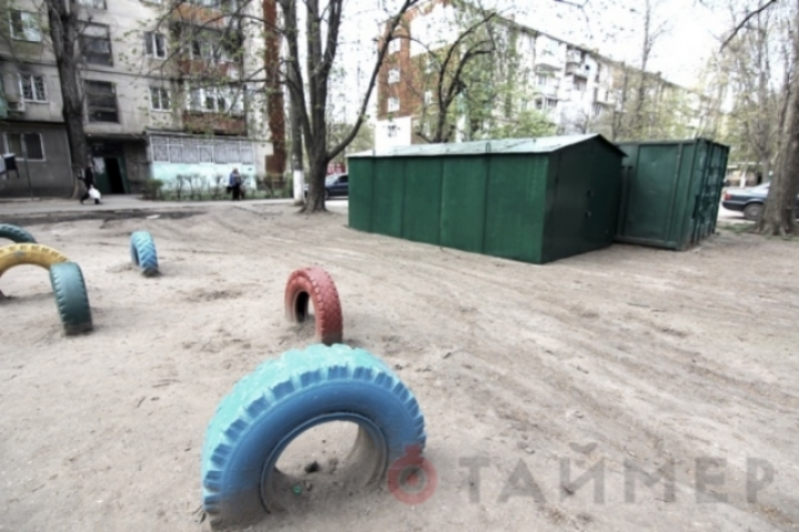 Наглость — второе счастье: на Черёмушках гараж установили прямо на детской площадке. Фото
