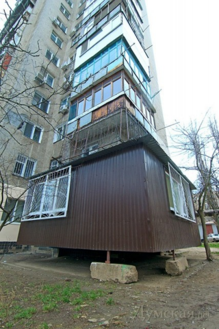 Одессит улучшил жилищные условия - построил избушку на курьих ножках. Фото