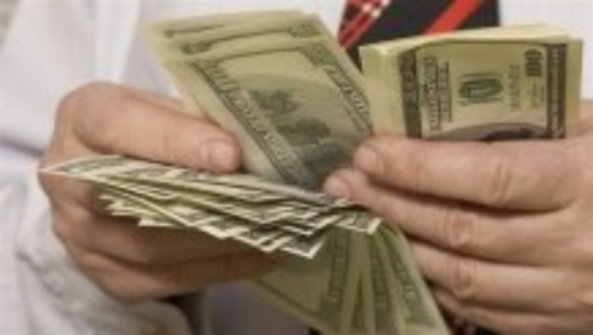 Украинцы начали активнее продавать доллары из-за бедности