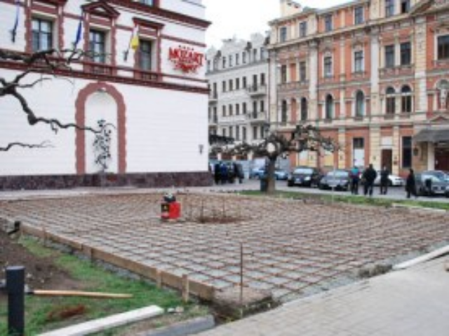 Алексей Костусев потребовал снести нахалстрой на Театральной площади. Фото