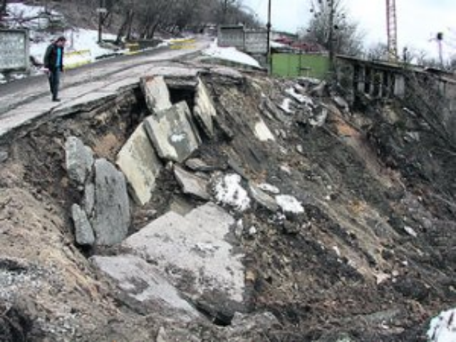Купив житло, а будинок сповз під землю