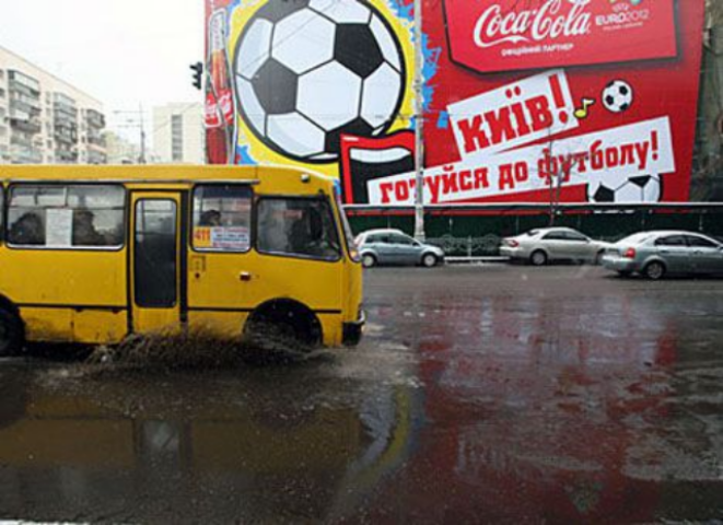 Весна показала, кто где напортачил, готовясь к Евро-2012. Фото