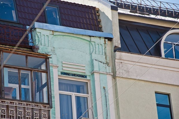 Жилой дом на Саксаганского пошел трещинами. Из-за незаконной реконструкции кровли. Фото