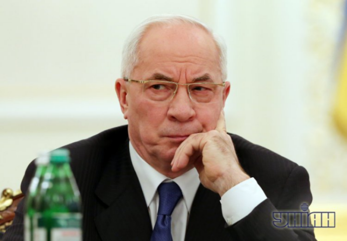 Азаров подсчитал, сколько денег на ремонт дорог собирают с налога на бензин