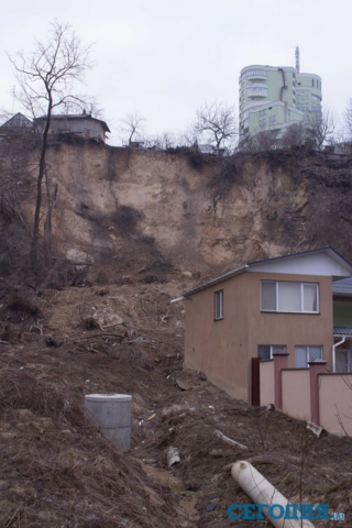 В Киеве произошел еще один оползень – под угрозой жилой дом. Фото
